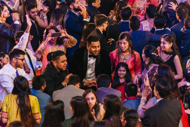 DJ Gee = Packed dance floor