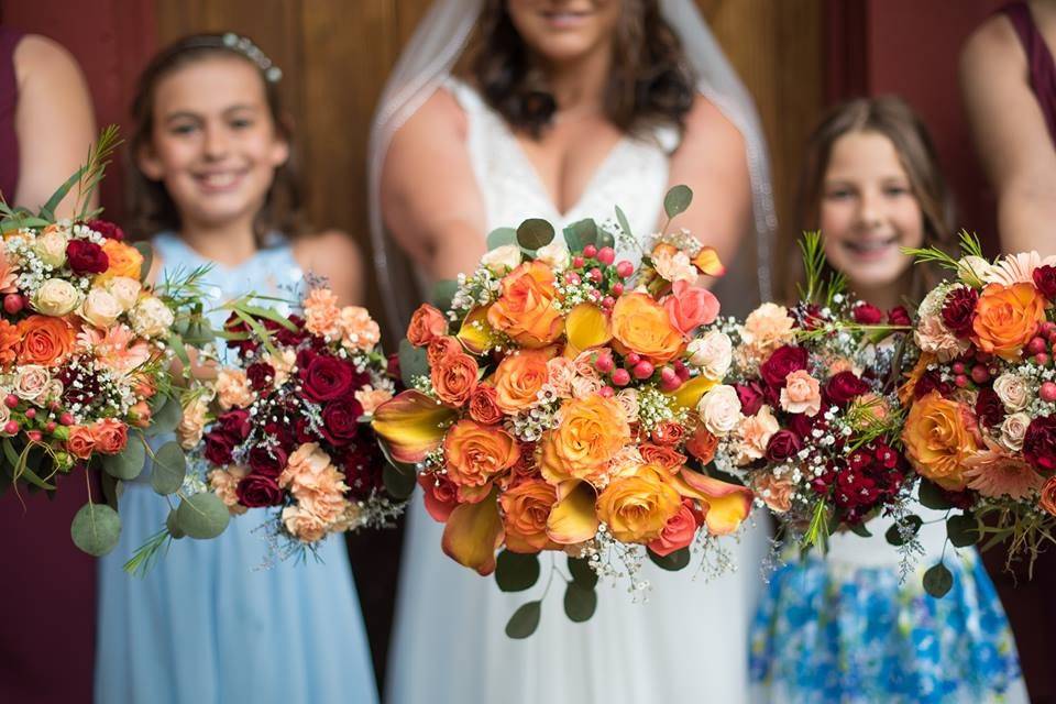 Coral and peach for a spring or summer bride !