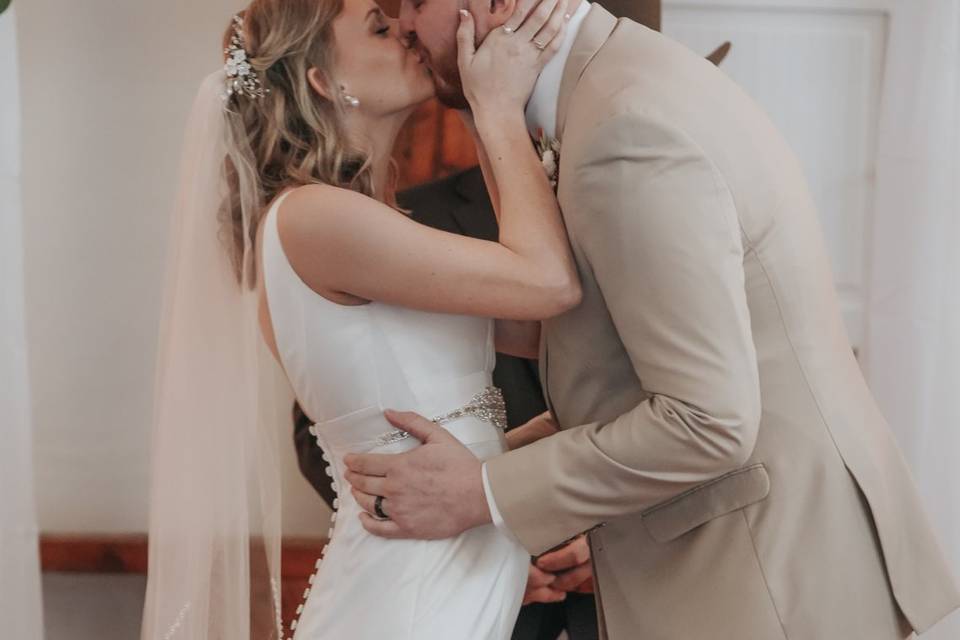 Married Kiss