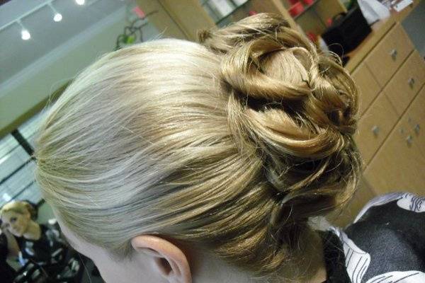 Hair color and Hairstyle by Mimi.
This classic Up-do can be done for a bridesmaid as shown, or can be embellished with hair accesories for a bride.