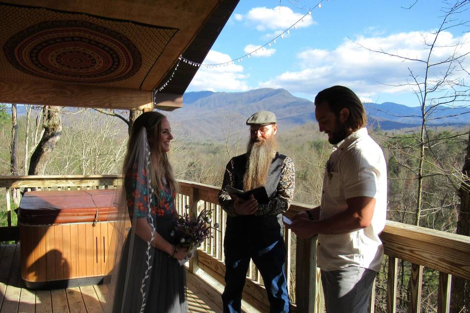 70s-themed cabin wedding