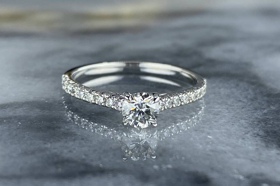 WG round engagement ring