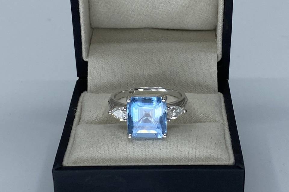 WG aquamarine 3 stone