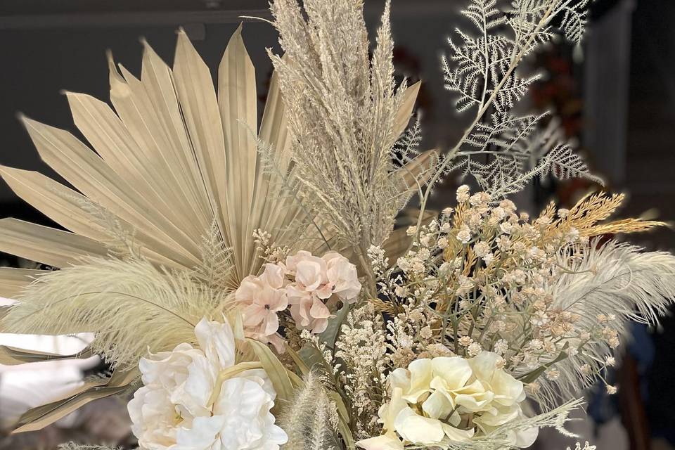 Neutral floral arrangement