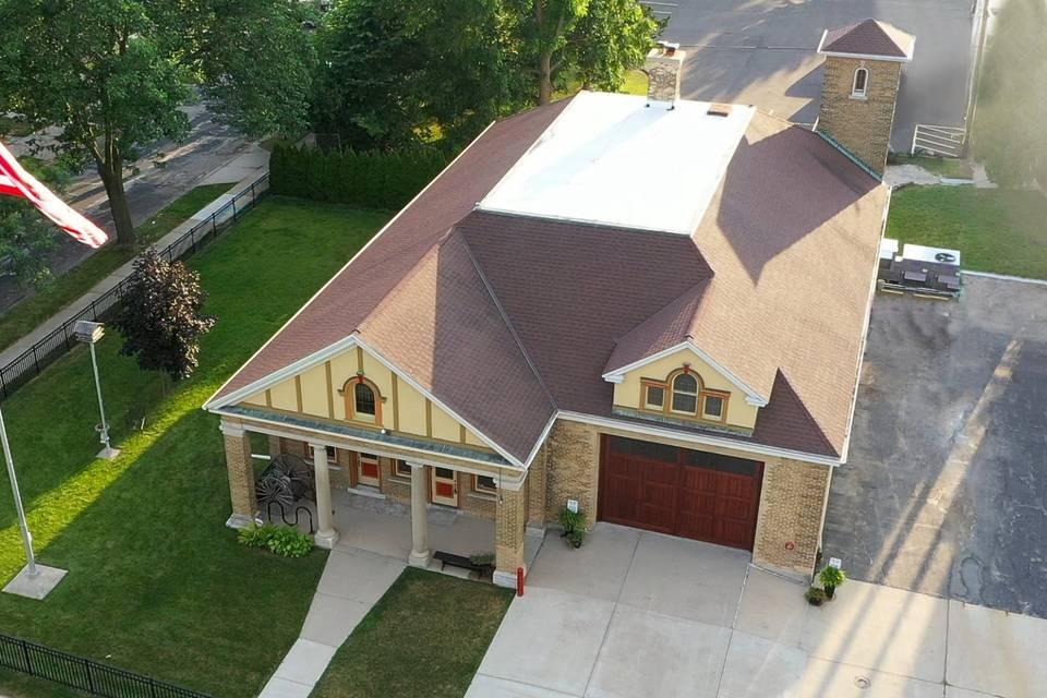 Building and yard Photo