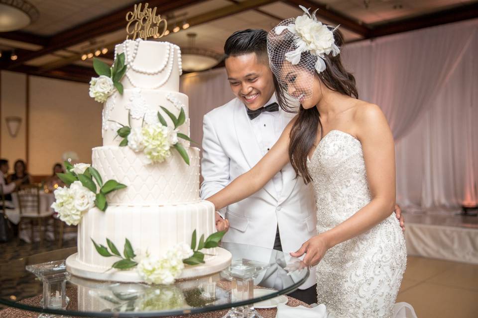 Cutting the cake - Newma Photography