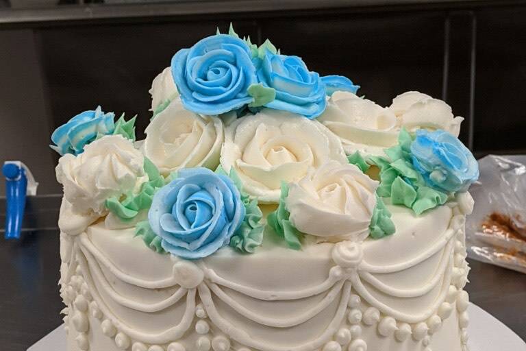 Flower cake with dot piping