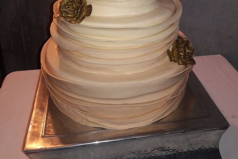 Round multi-tiered cake