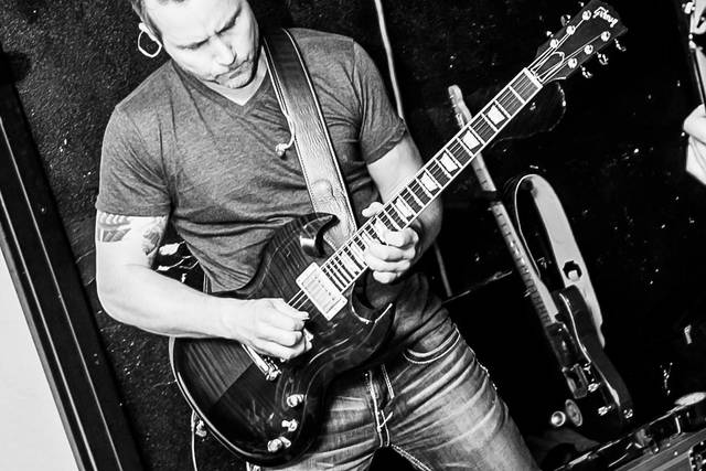 Hunter Dawson Acoustic Guitarist