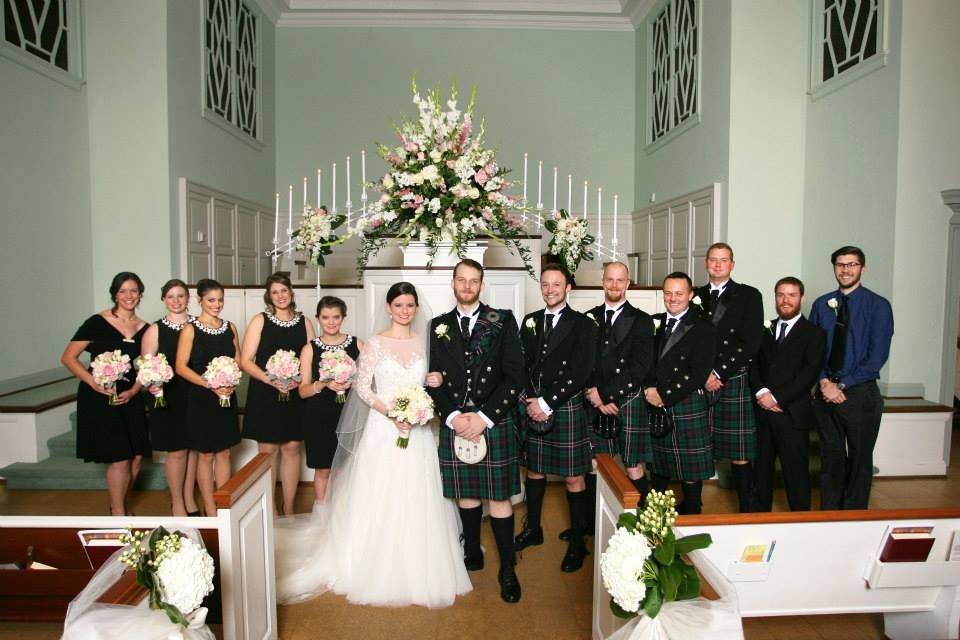 The couple with their groomsmen and bridesmaids,