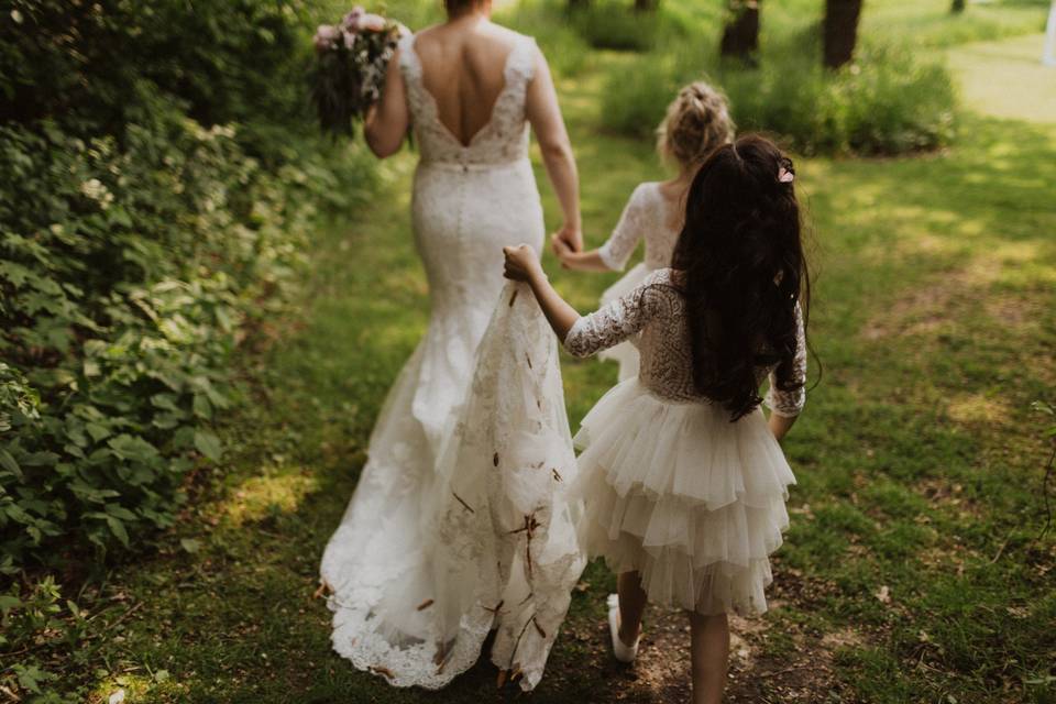 Helpful flower girls