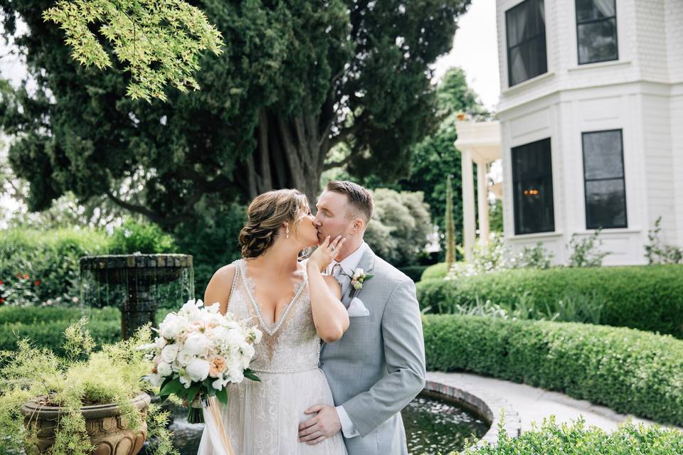 A kiss by the fountain