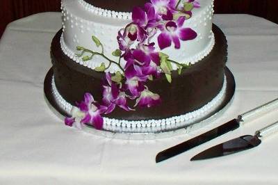 Alternating white and chocolate buttercream tiers with a fresh orchid cascade is elegant, yet unique!