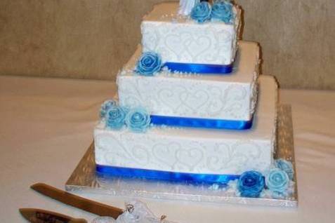 Interlocking Hearts in Horizon Blue!  Buttercream with hand-piped two-toned variegated roses