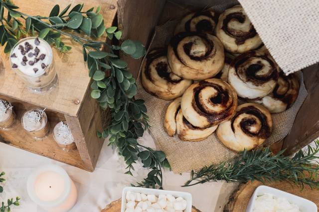 DIY cinnamon roll bars
