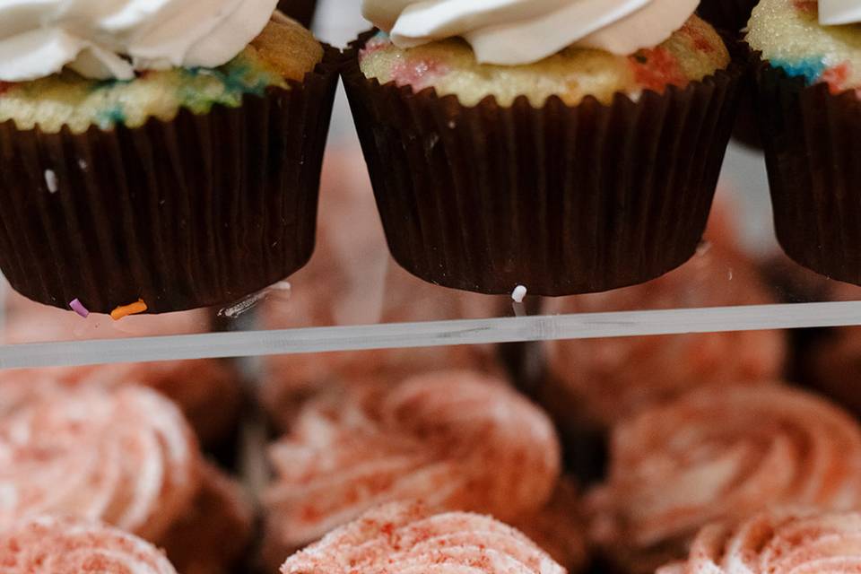 Strawberry crunch cupcakes