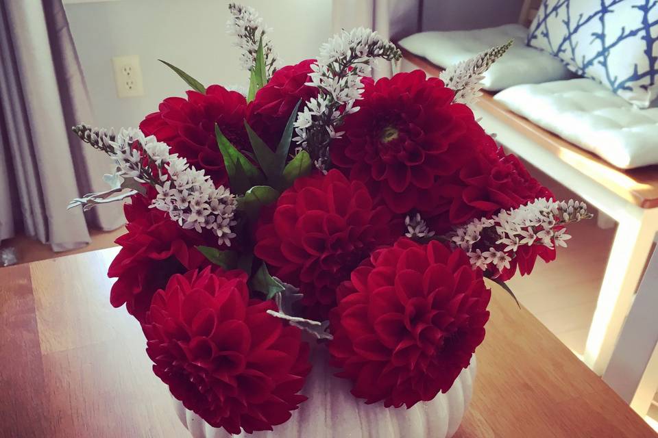 Summer dahlias table decor