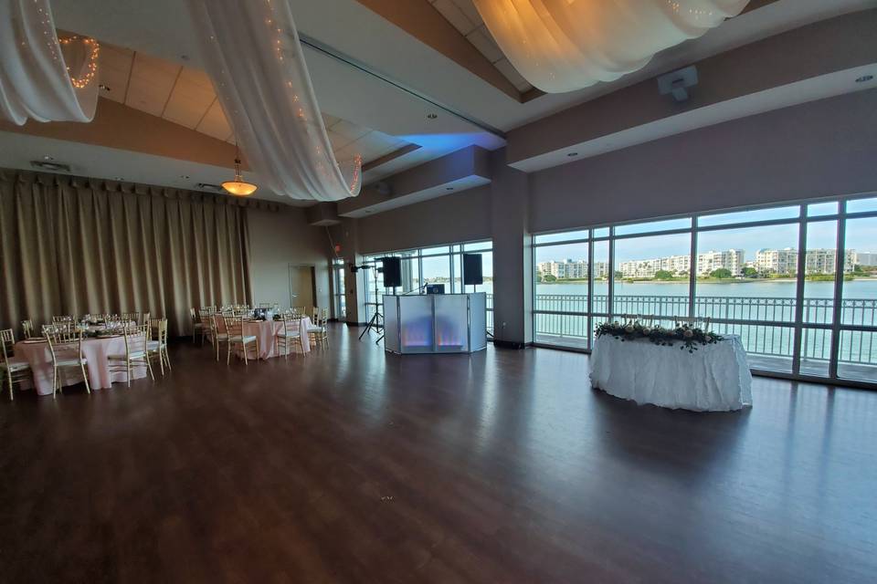 Spacious dance floor area