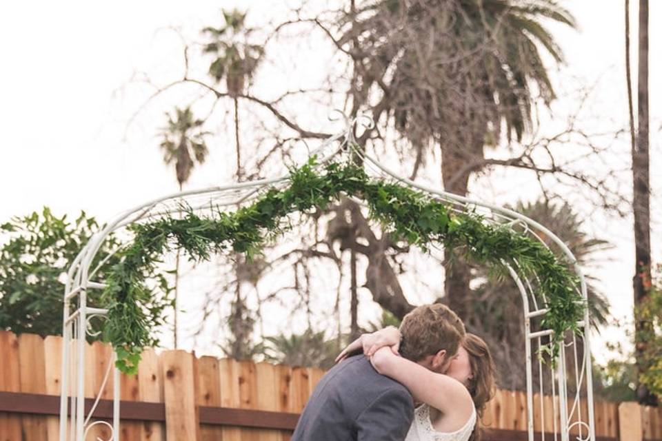 Kiss under arch