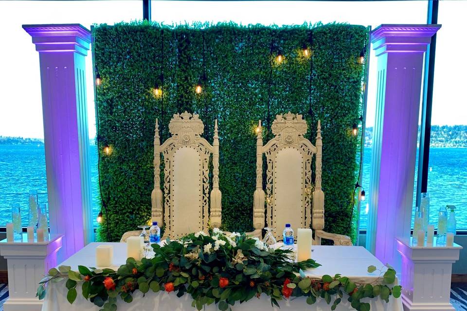 Boxwood backdrop w/8' columns