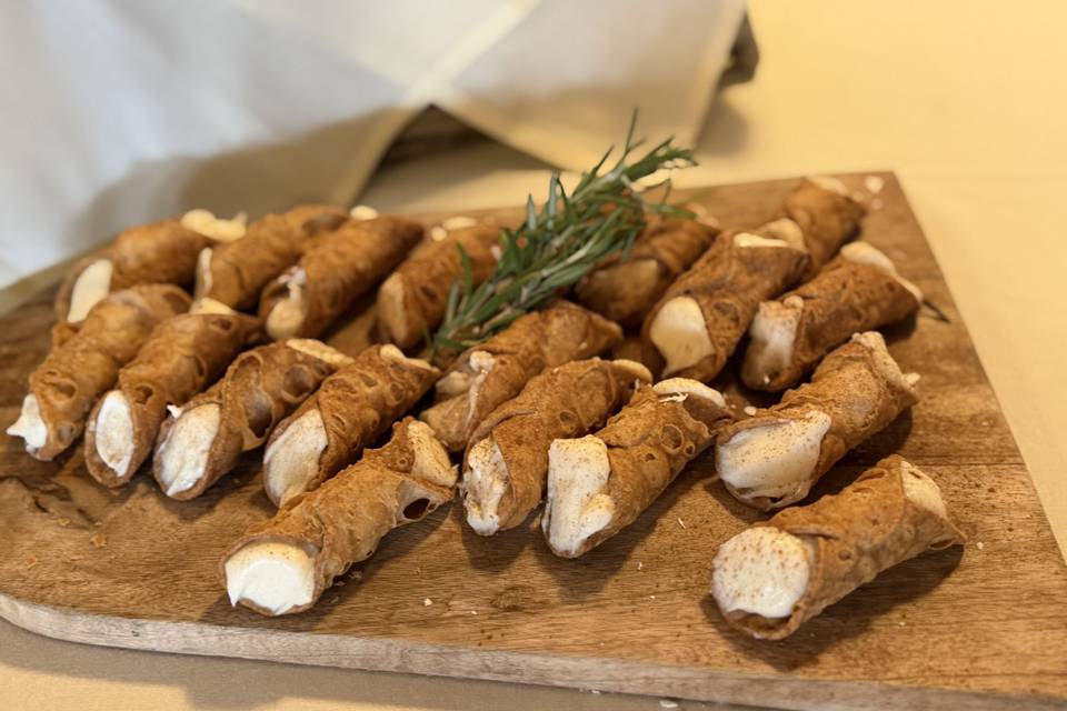Traditional Italian Cannoli