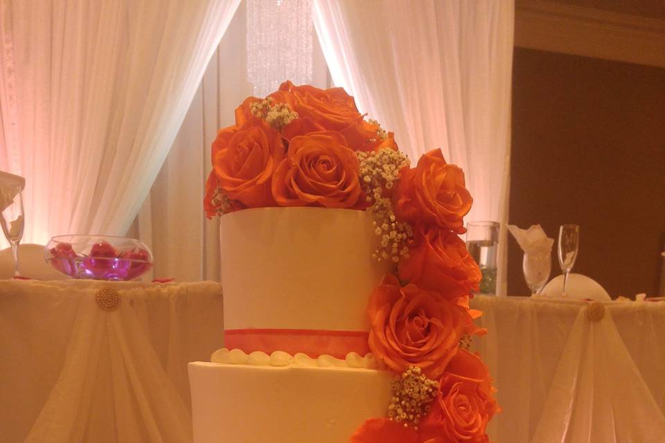 Wedding cake peach roses