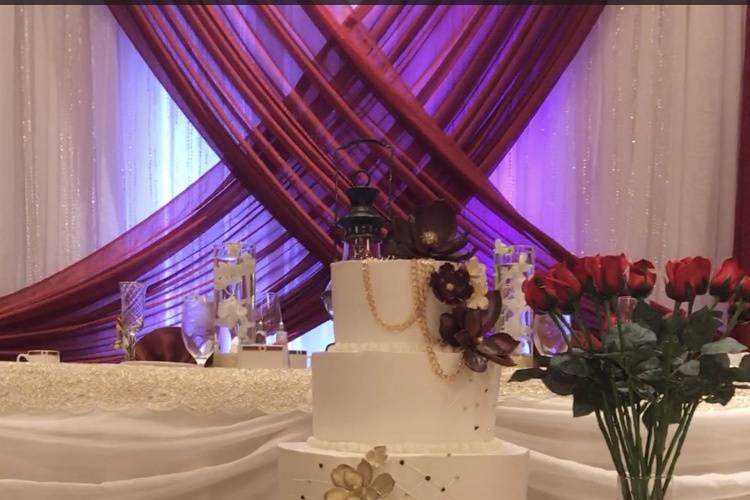 Wedding cake fresh lilac roses