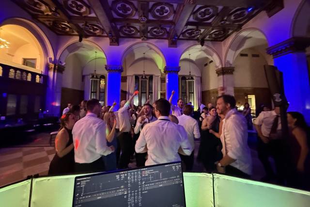 Groomsman Dance Battle
