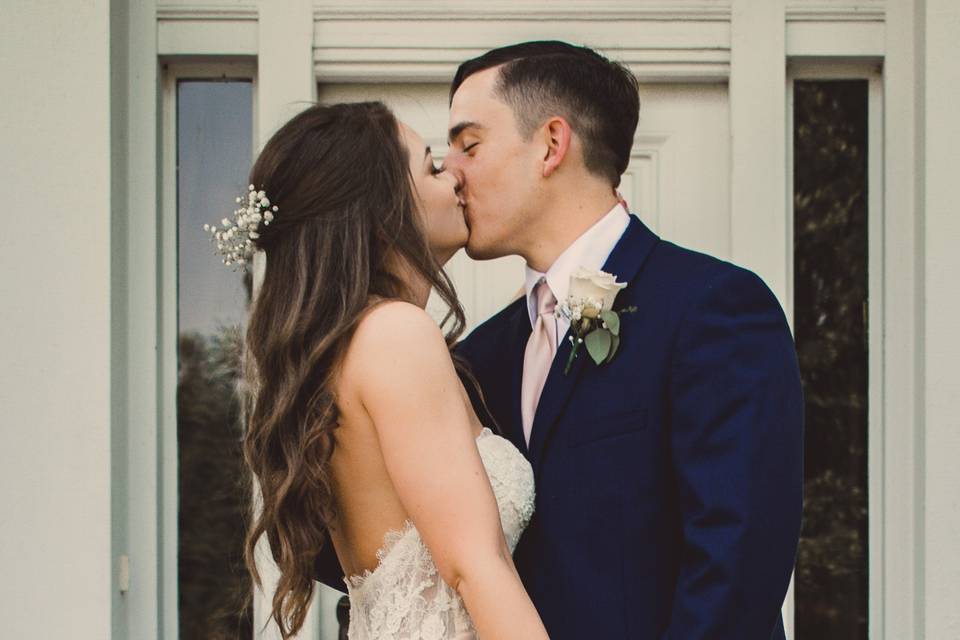 Kissing couple - Jessie Fry Photography