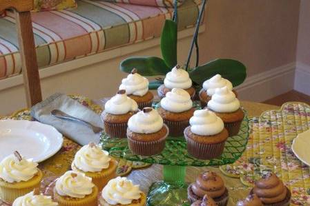Cupcakes displayed on pretty cake stands at one of our cake tastings!