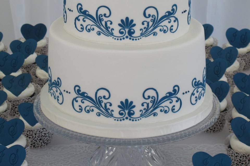 Masculino azul e branco  Cake decorating tips, Hand painted wedding cake,  Cake decorating