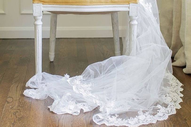 Veil with lace edge