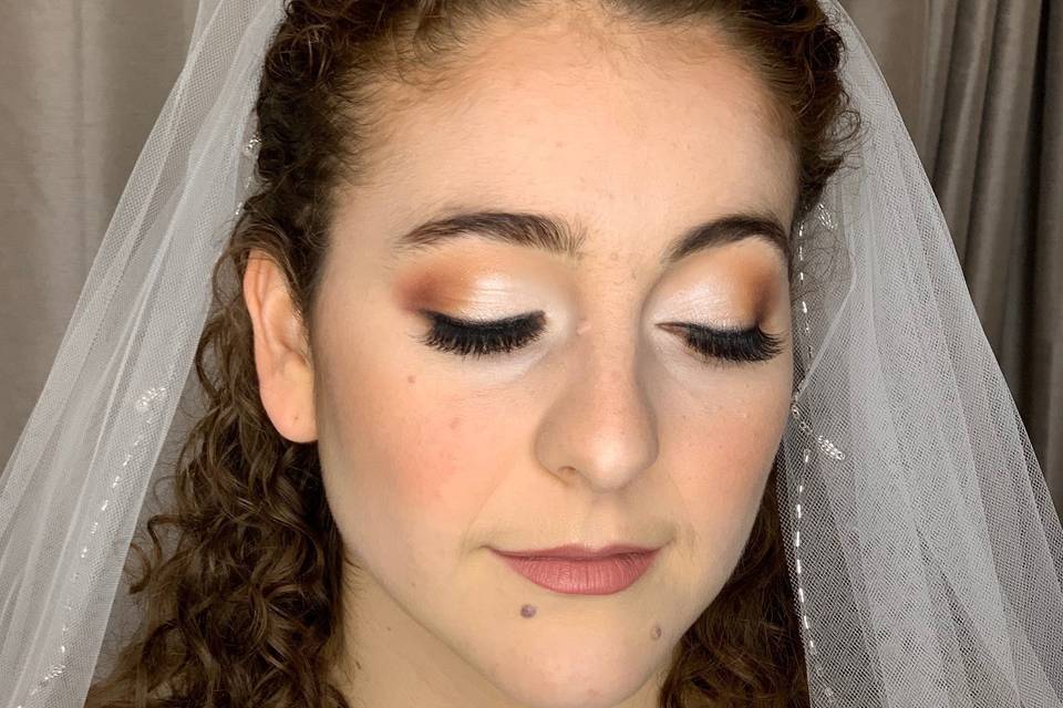 Warm and natural makeup look