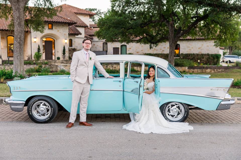 Newlyweds vintage car