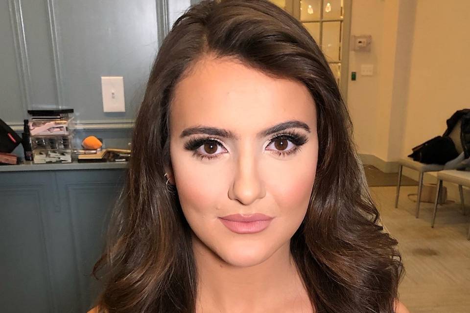 Bridal look with false lashes