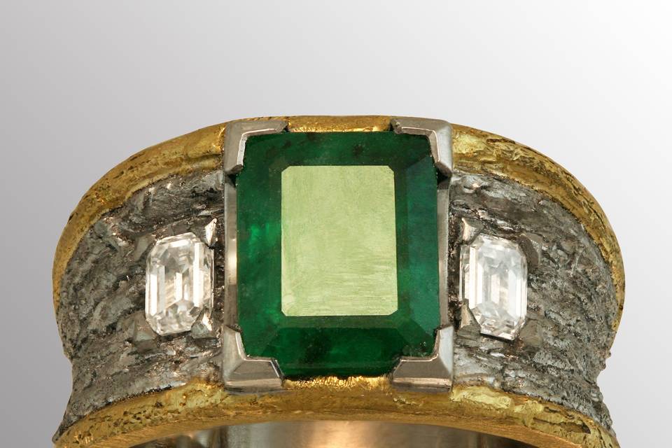 Emerald center stone