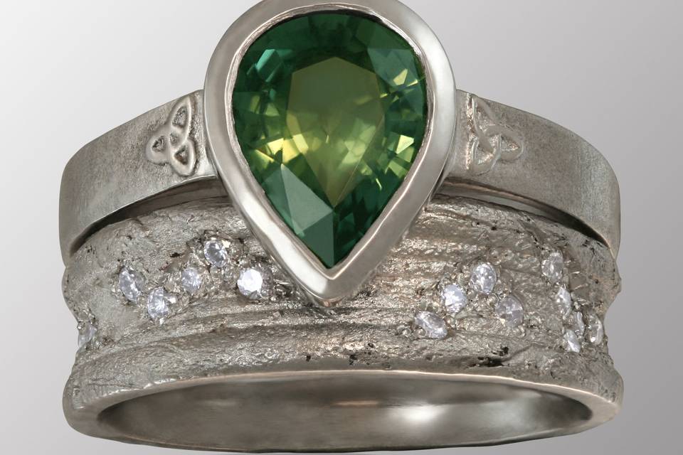 Emerald pear shape wedding set