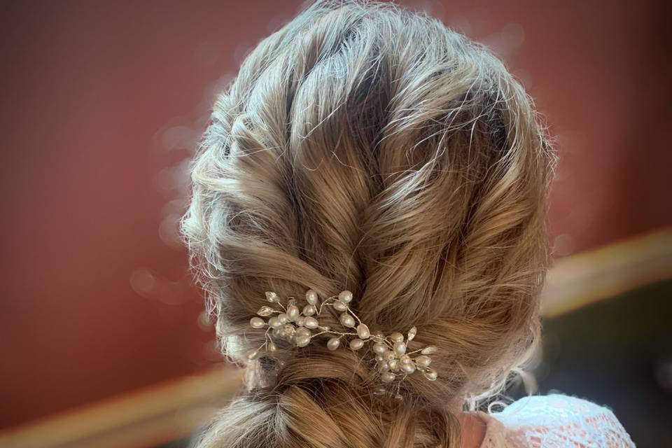 Textured pony tail updo