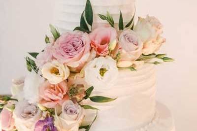 Floral wedding cake decor