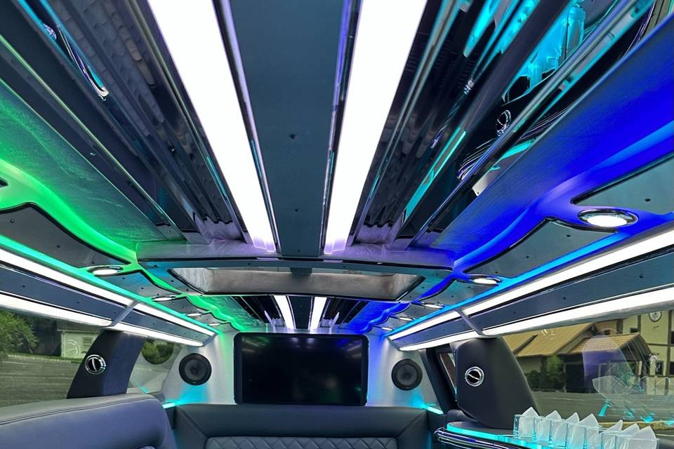 11 Pass. Chrysler 300 Limo