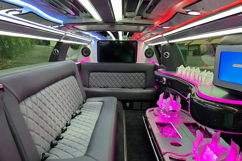 11 Pass. Chrysler 300 Limo