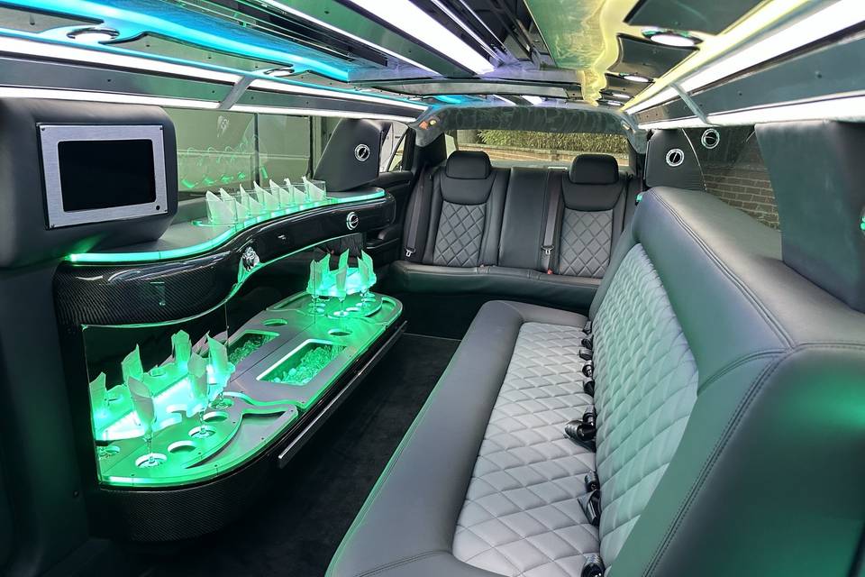 11 Pass. Chrysler 300 Limo
