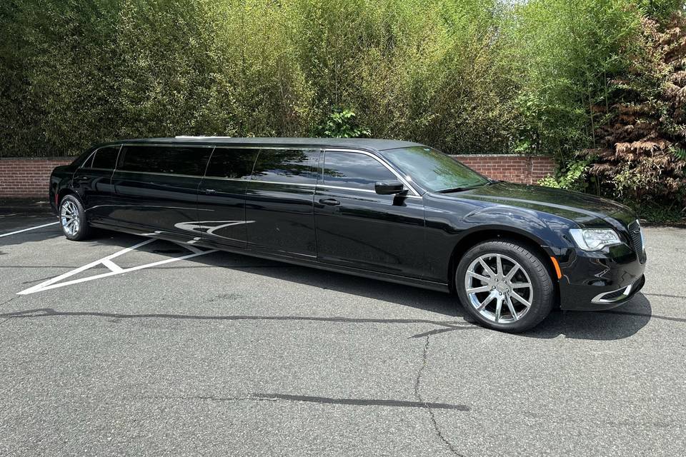11 Pass. Chrysler 300 Limo