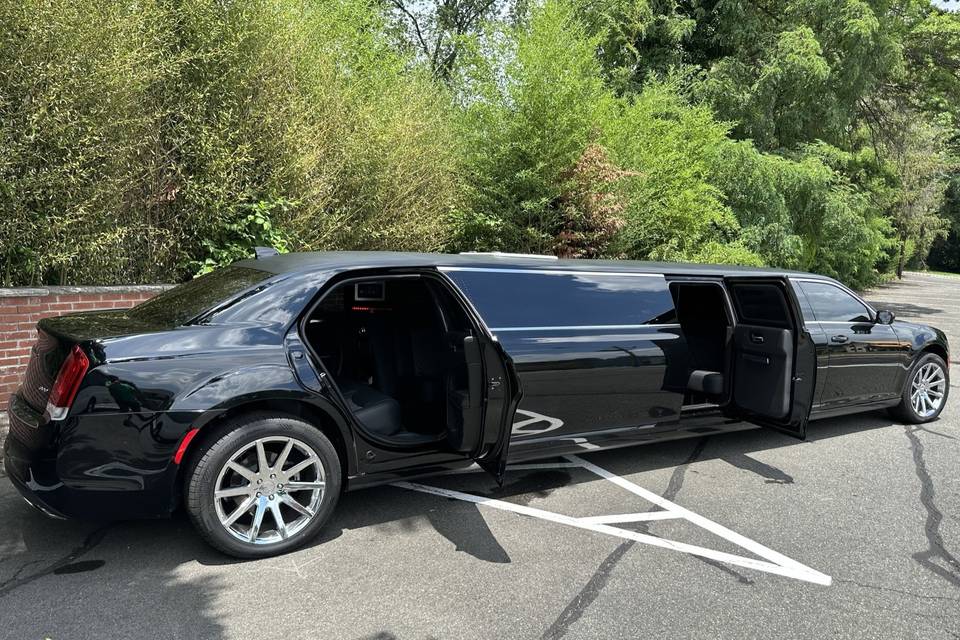 11 Pass. Chrysler 300 Limo
