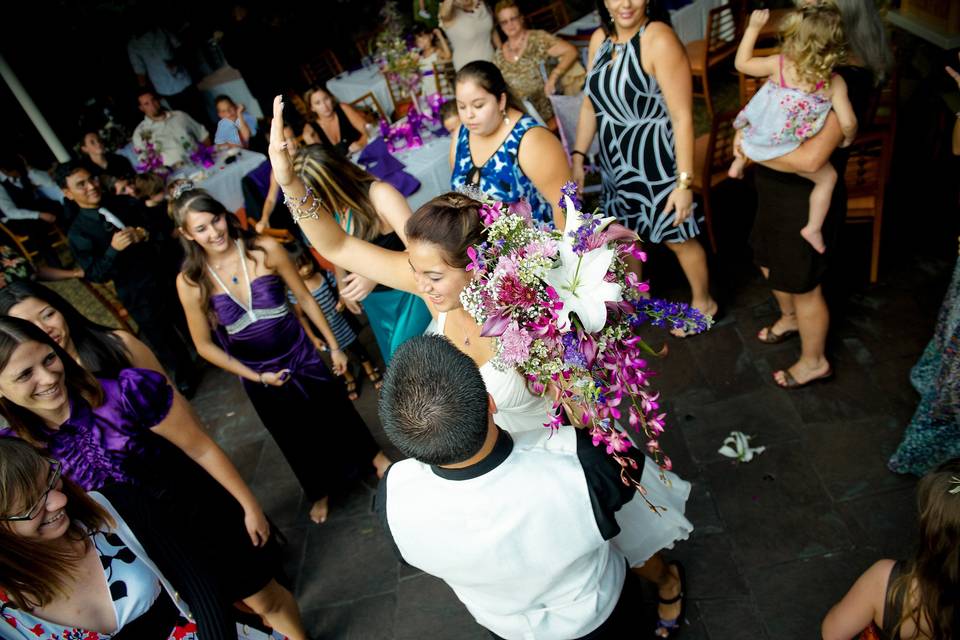 The Circle Dance, a unique bouquet toss alternative, at Melina & Kevin's wedding. Image courtesy L'Amour Photography & Video