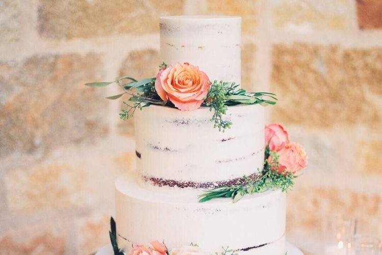 Naked cake with floral décor