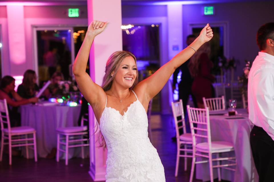 Hands up for the bride!