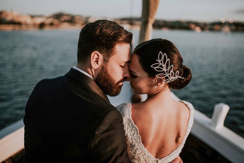 Couple standing on a boat together @pinaciervo