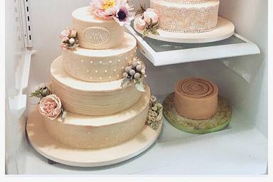 Cakes of different sizes