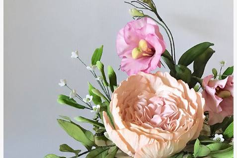 Sugar lisianthus and roses